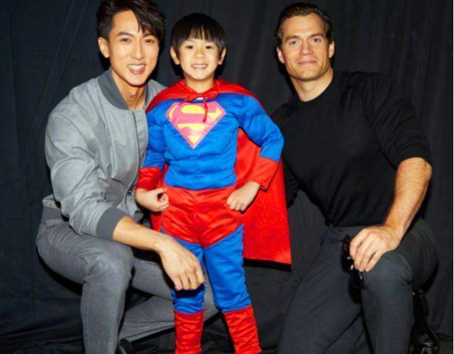 吴尊晒儿子萌照露慈父笑容,6岁max穿超人衣服造型有点儿酷_max_偶像
