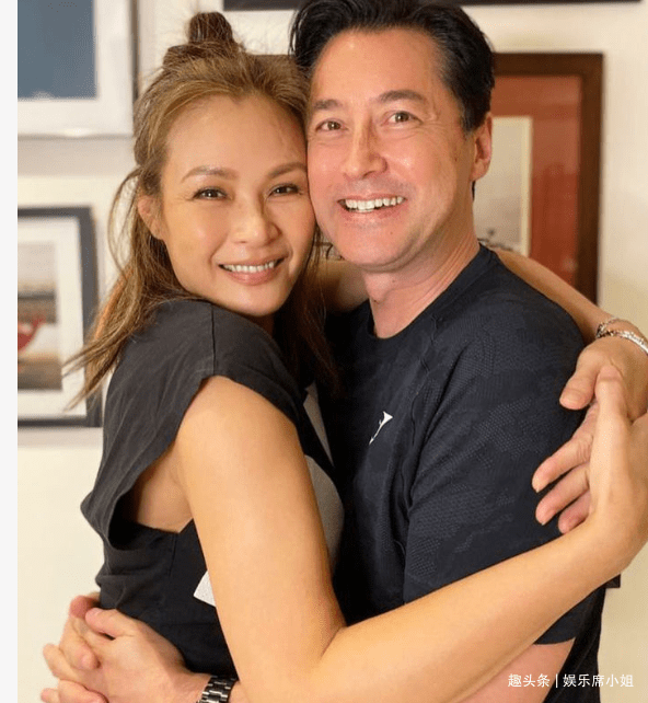 王敏德29岁长女携家人庆生,当众与未婚妻亲吻,两人来年国外结婚_王曼喜_马诗慧_一家