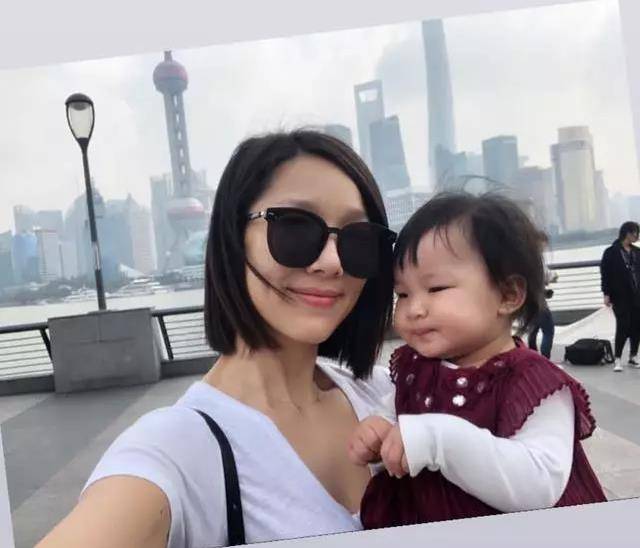 李亚男带女儿游玩,宝宝长得像王祖蓝,怪不得要二胎_网友_活动_人物