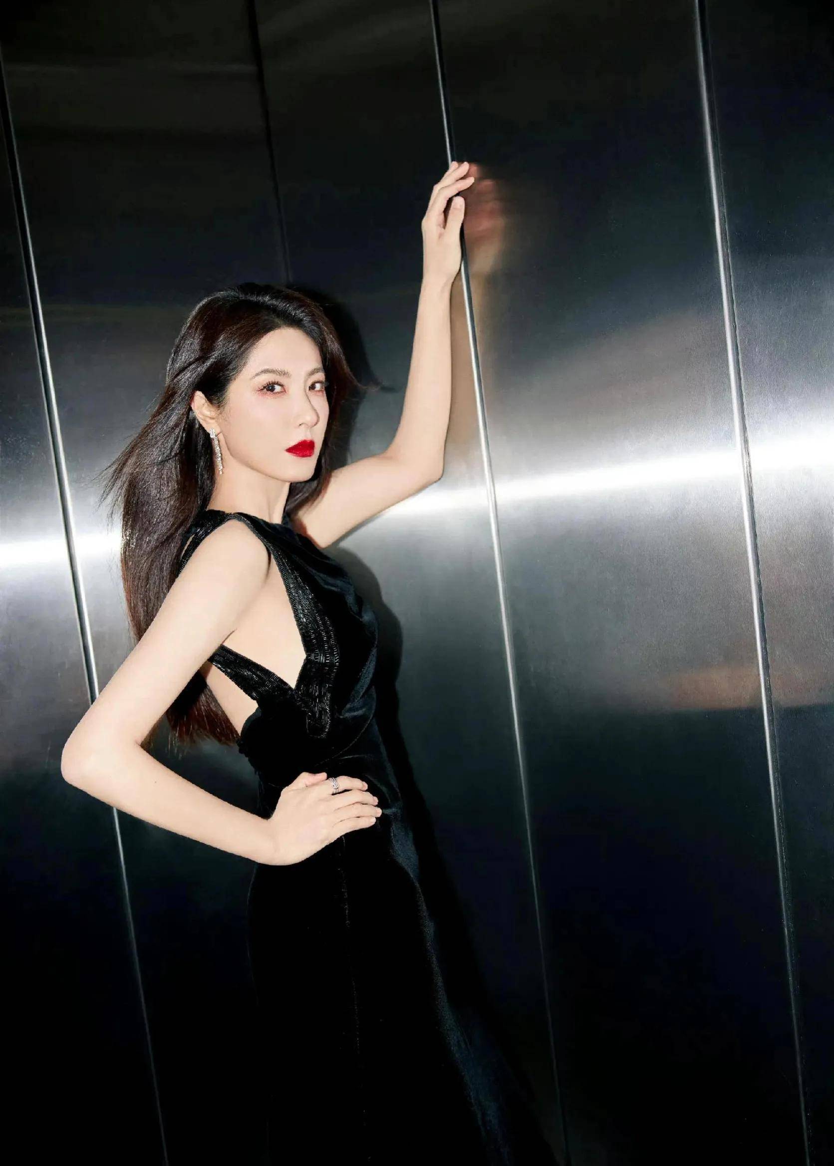 微博视界红毯"红黑榜",中年女星不输年轻小花,口红色号是大忌_裙子