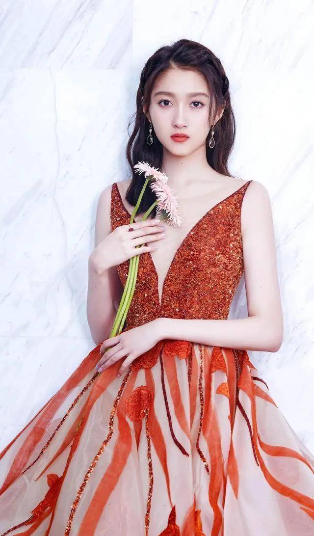 最后祝我们的女神演艺事业更上一层楼!那么你喜欢关晓彤吗?