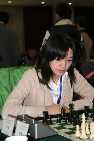 中国象棋皇后朱辰元嫁给卡塔尔王子,有4任老公,现在过得怎么样?