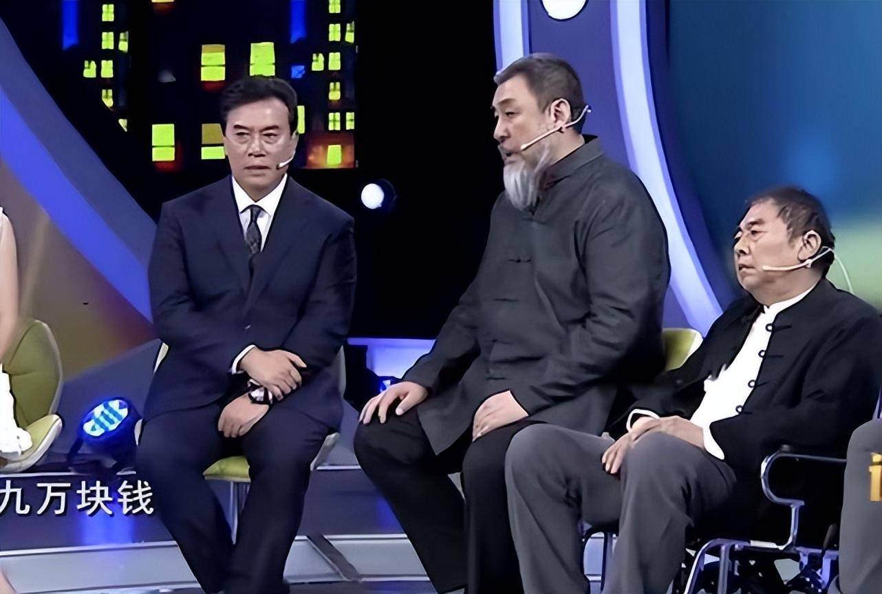 从这个节目中可以看出,与依然活蹦乱跳的陆树铭相比,李靖飞全身看起来