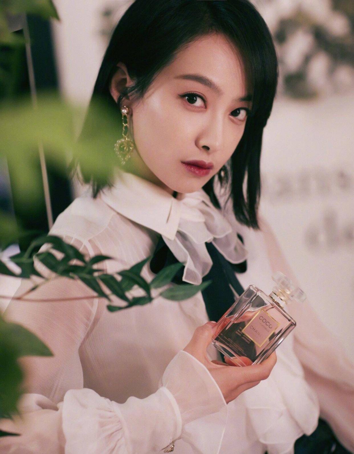 162cm郑秀妍和168cm宋茜,同穿灯笼袖衬衫,输了身高却赢了气质!