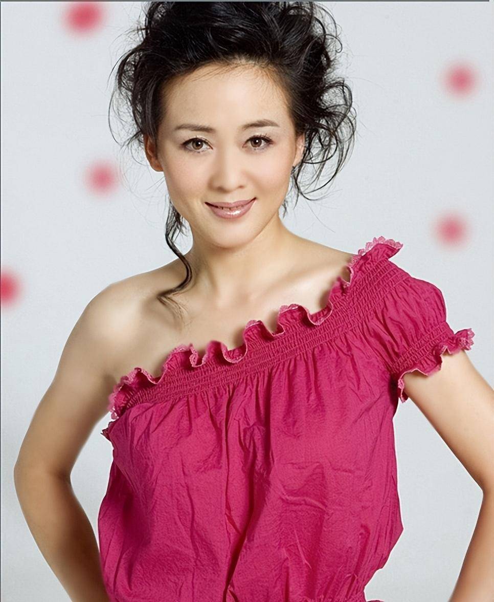 演员李琳:因前夫一耳光离婚,二婚嫁奥运冠军很幸福,51岁无子女