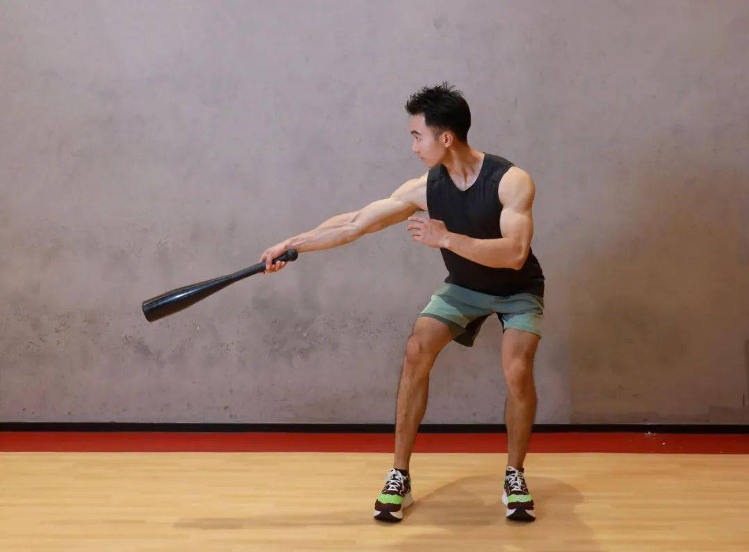 健身房又添新宠,型男们都在甩棒铃_训练_运动_身体