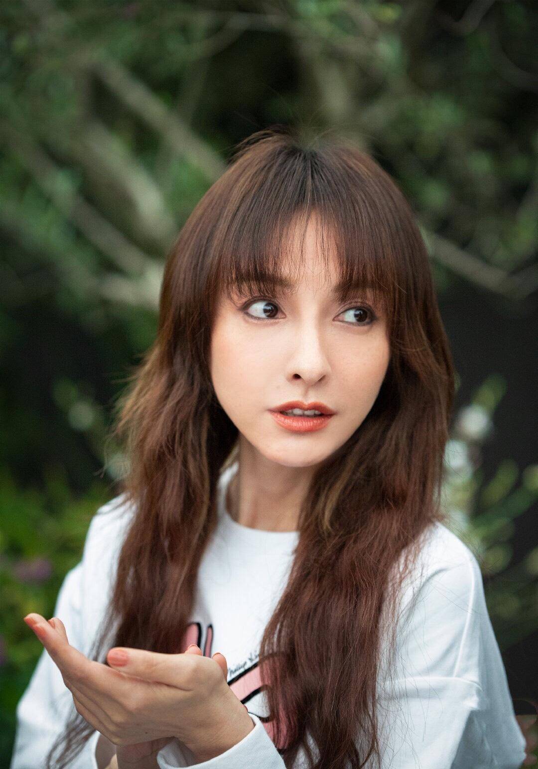 吴昕本来鼻梁就非常的高,加上又是鹰钩鼻,五官本身就十分有立体感