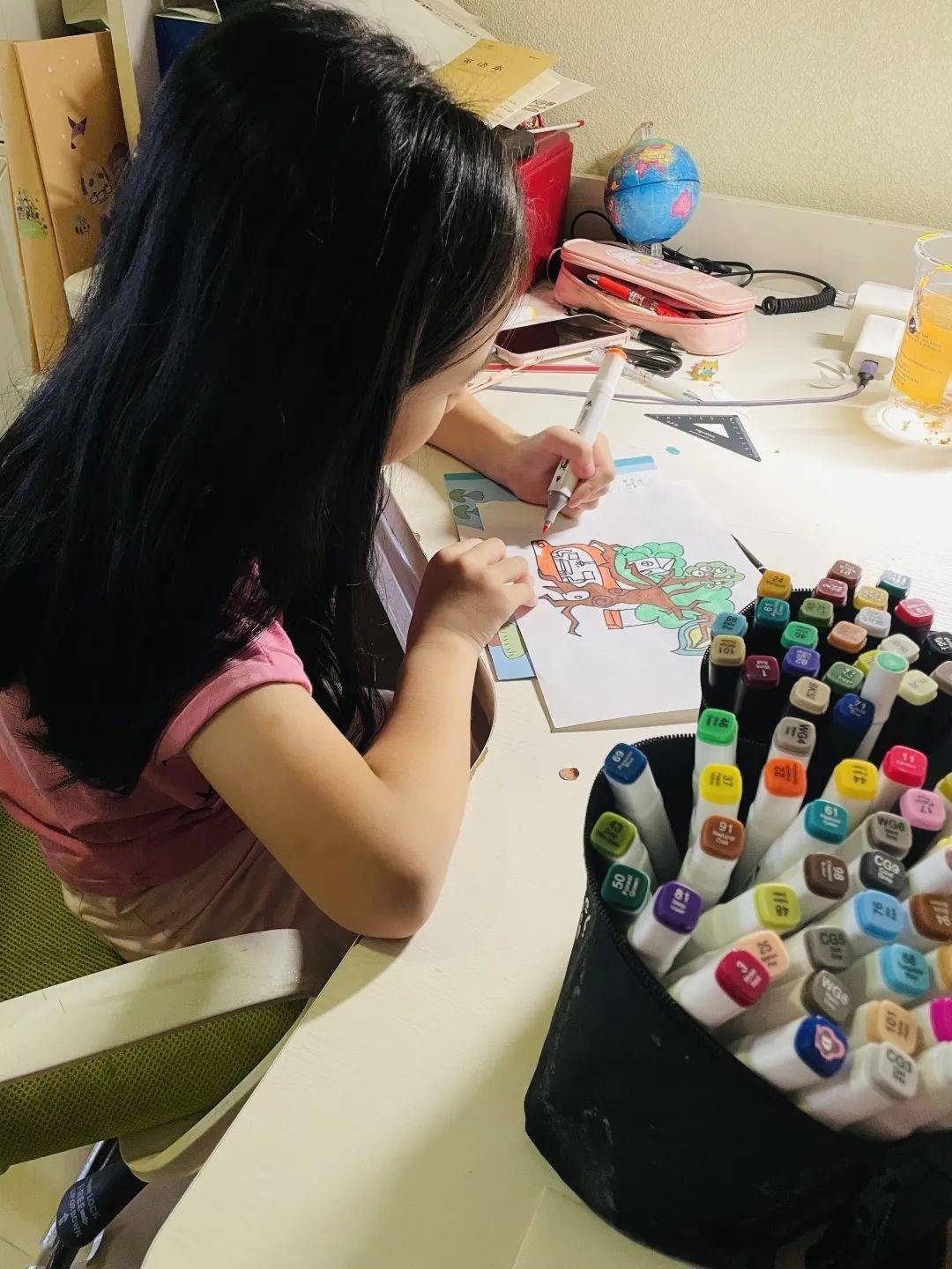 看——孩子们在画雨中的自己时,把滴滴答答的雨,描绘得如同一串断了线