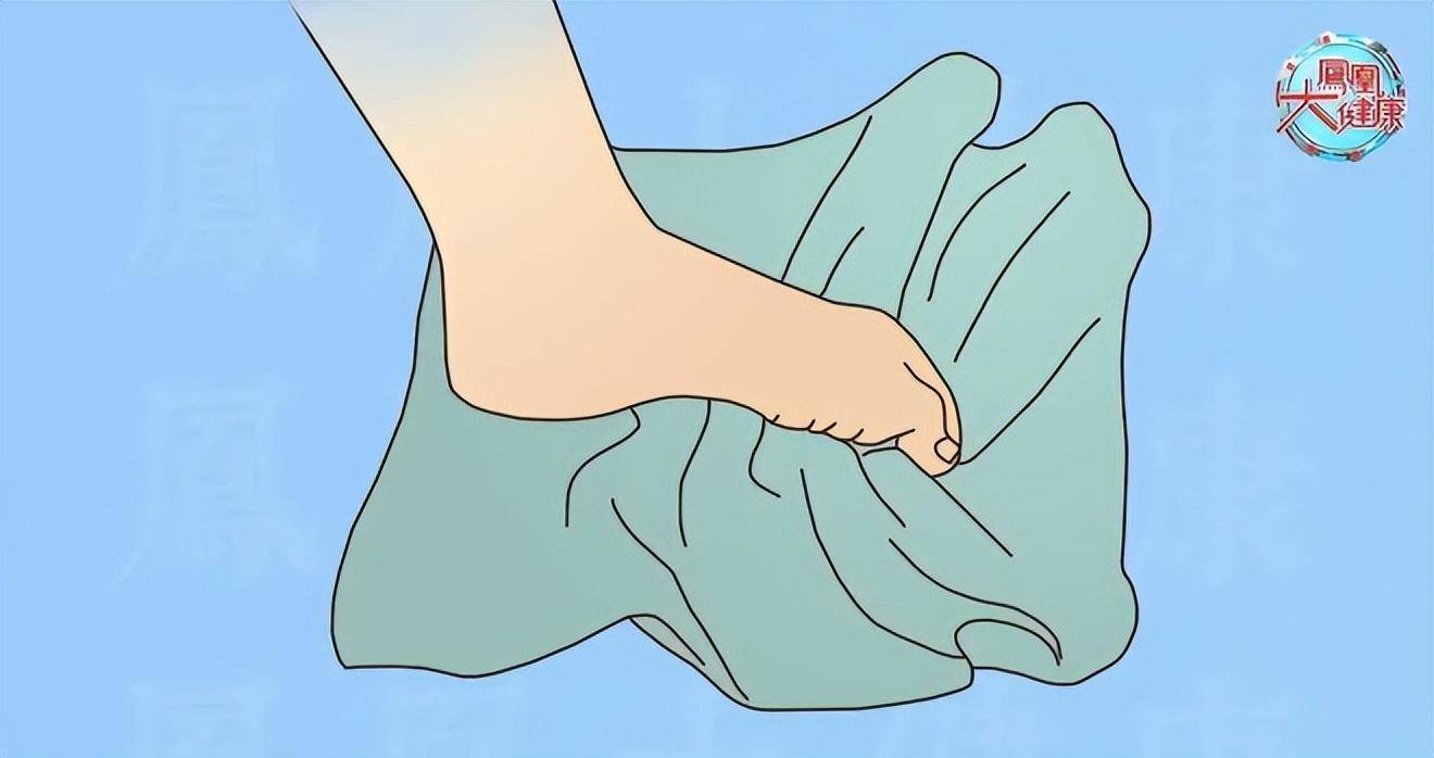 将毛巾放在脚的下方,然后用脚趾去反复抓毛巾,这样可以锻炼足部的内在