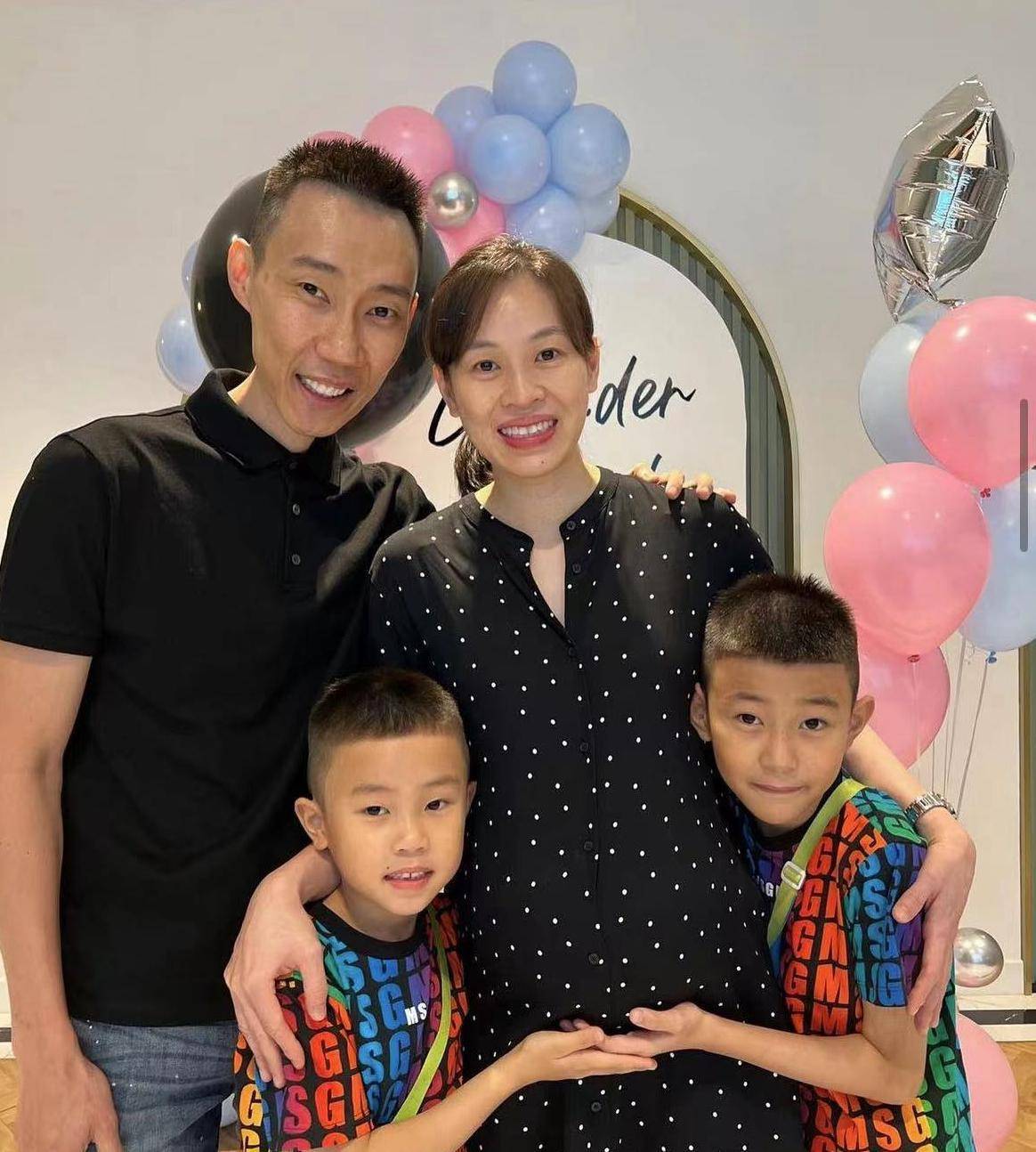 李宗伟晒妻子产房照,官宣三胎儿子出生,三年前因患鼻咽癌退役_黄妙珠
