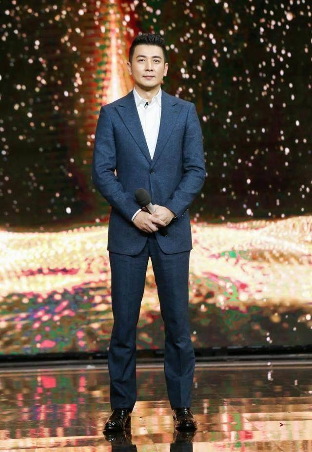 保剑锋180cm的身高相当完美,站在台上拿着话筒的他很有主持人的范儿啊