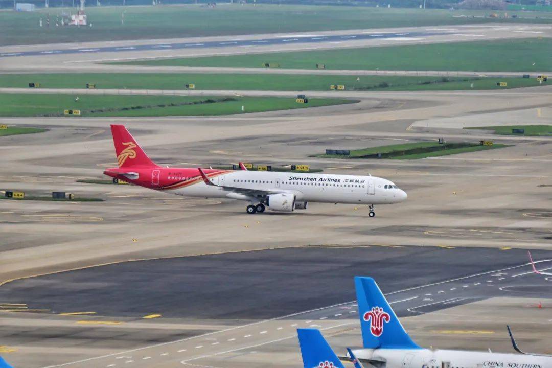 视频:深航首架a321neo降落深圳机场