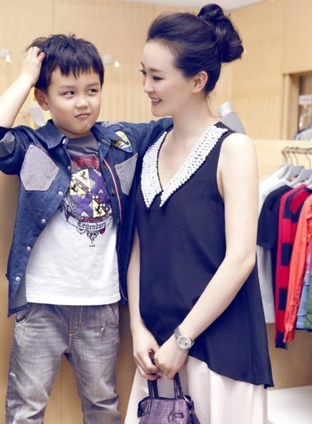 有次在节目中,王泓钦直接说王艳给零花钱抠门,只给一千,而爸爸都是给