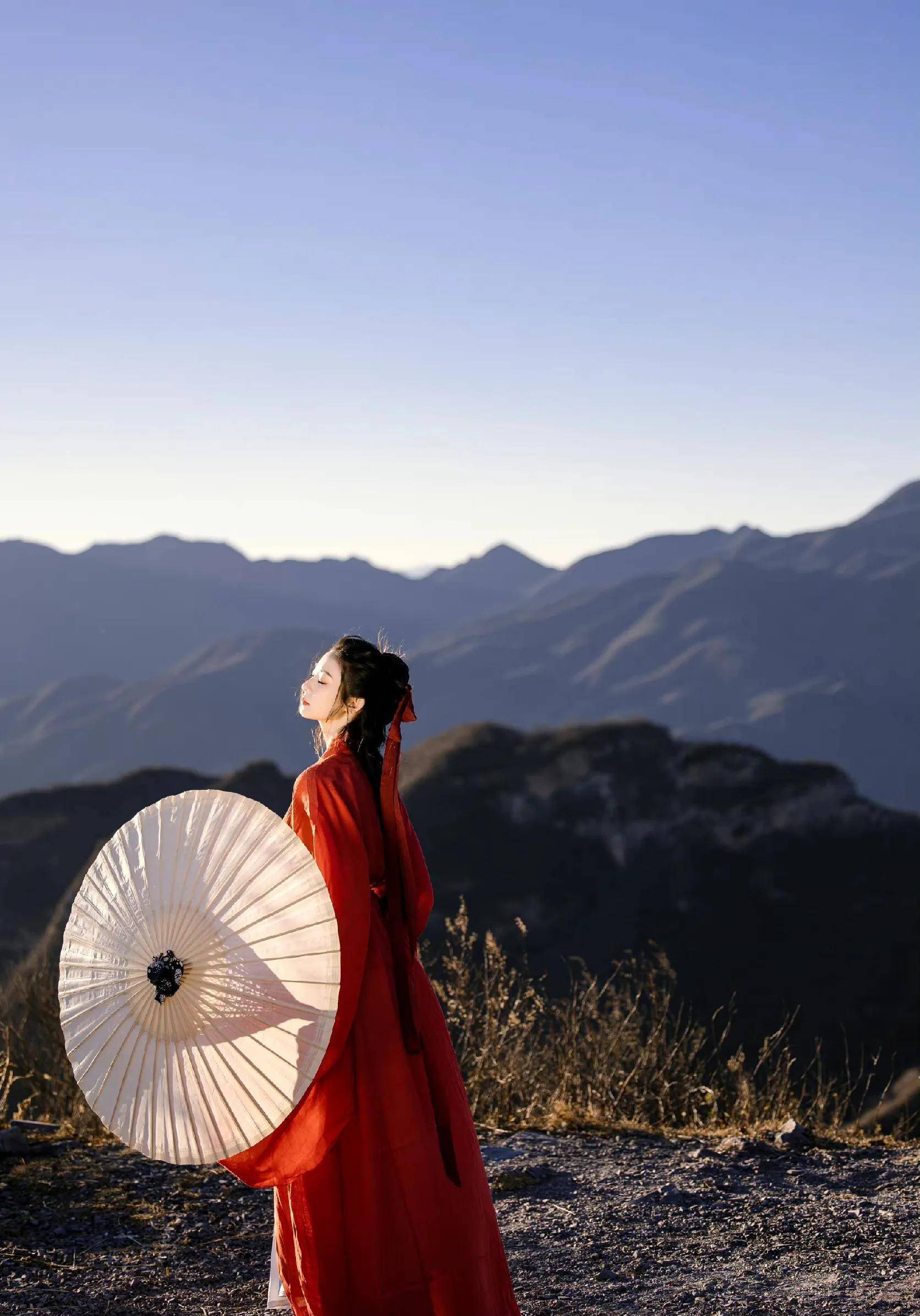 张艺凡红衣古风造型写真,清冷飘逸,灵动仙气