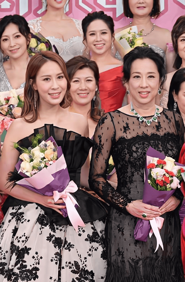 历代港姐齐聚!64岁朱玲玲穿蕾丝裙美得突出,难怪能连嫁两位富豪