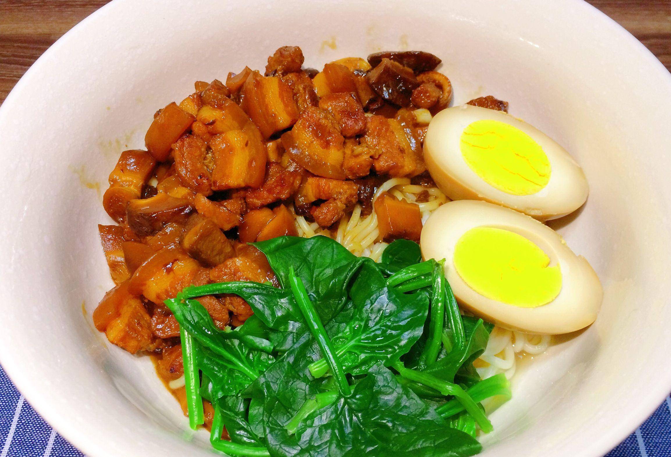 将红烧肉浇在煮好的面条上,加入菠菜,一道美味的红烧肉面就做好了.