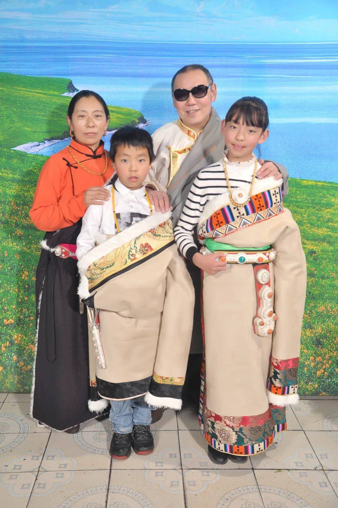 全国最美家庭阿坝盲人按摩师恩波身残志坚无私奉献用爱温暖更多