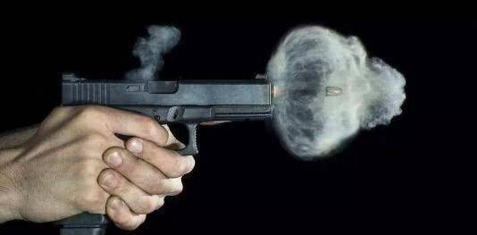 这枚子弹由于没有空气的阻力,会一直朝着开枪的方向永不停歇的飞行