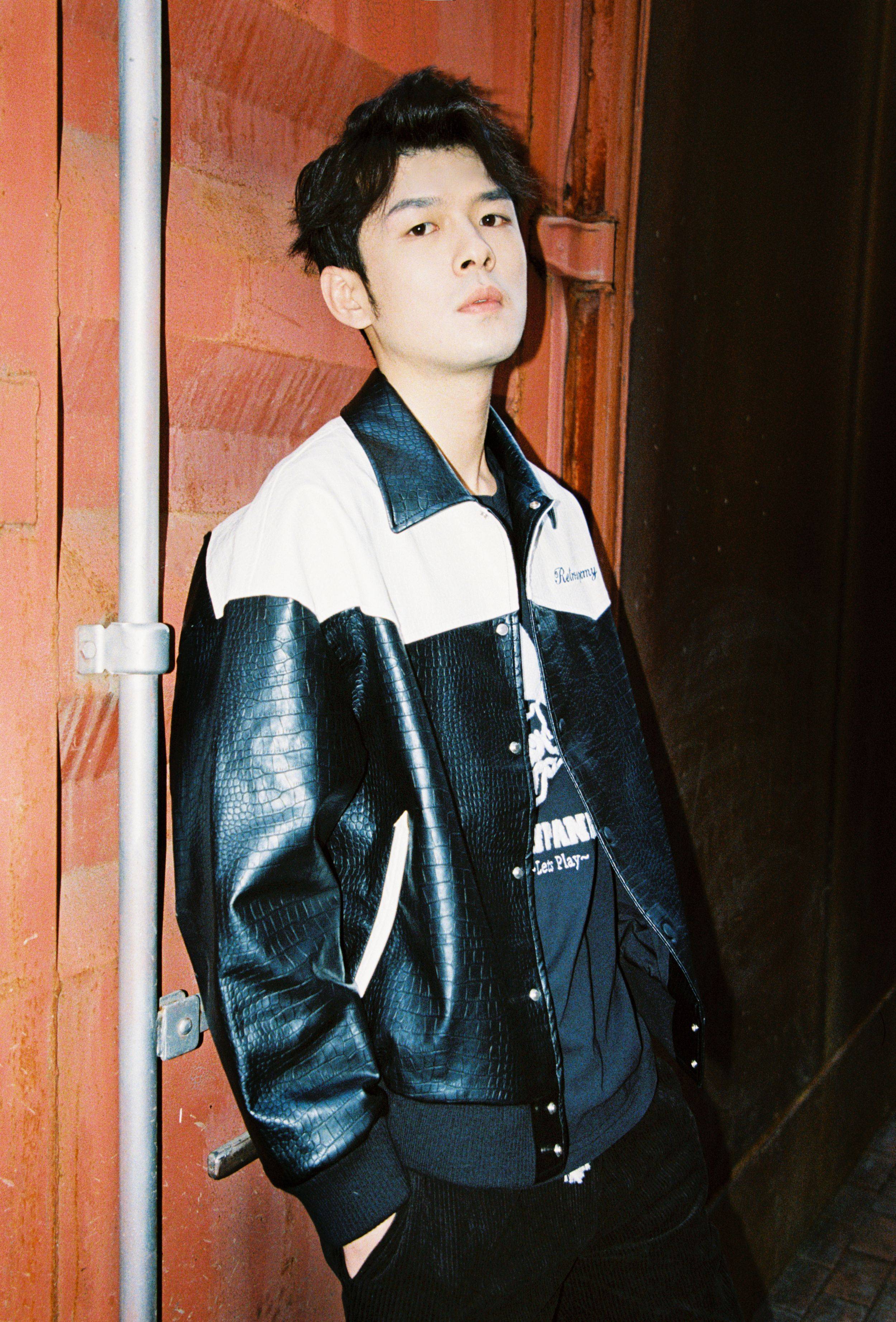 盛英豪街边写真大片 率性桀骜彰显潮流新风尚