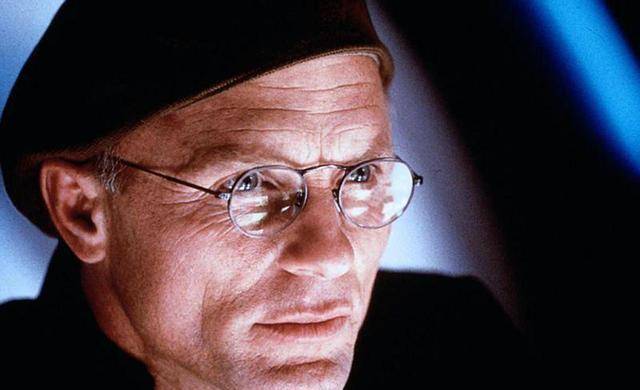 的导演本质上差不多,而电影中艾德哈里斯扮演的那个导演名字叫基斯督