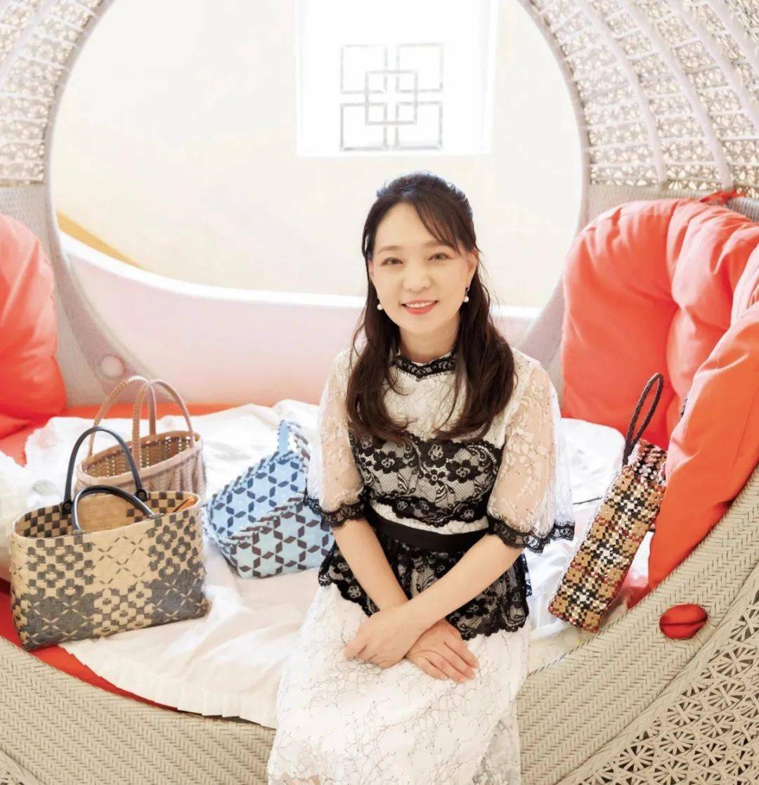 36岁日本三胎妈妈3000元白手起家,逆袭成富婆后霸气休夫,年赚7亿,搬进