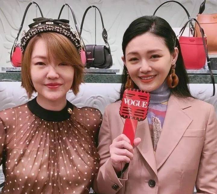 大s对小s说:"咱们姐妹俩长得真是越来越像了!"_不知道_西装_衣服