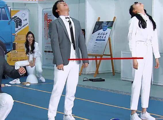 郭麒麟170,关晓彤172,明明就差2cm,腿长对比却让人有点意外!