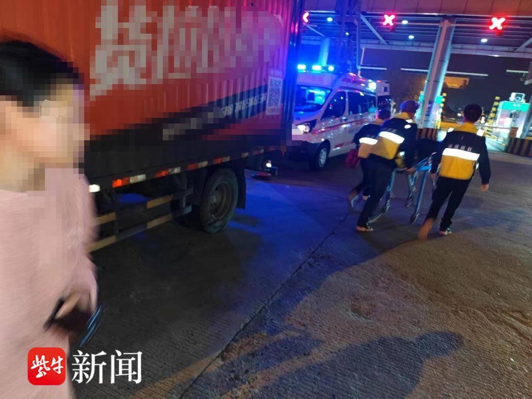 货车司机身体突发不适，交警援手及时救助保护女子车辆 4497