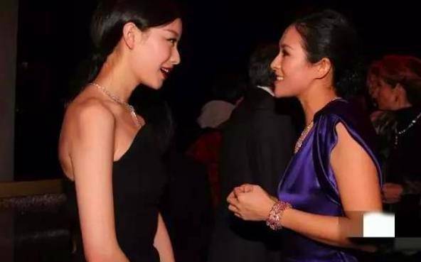 当倪妮章子怡合影同被老外搂腰,一个一脸享受,一个紧张不已:细节定