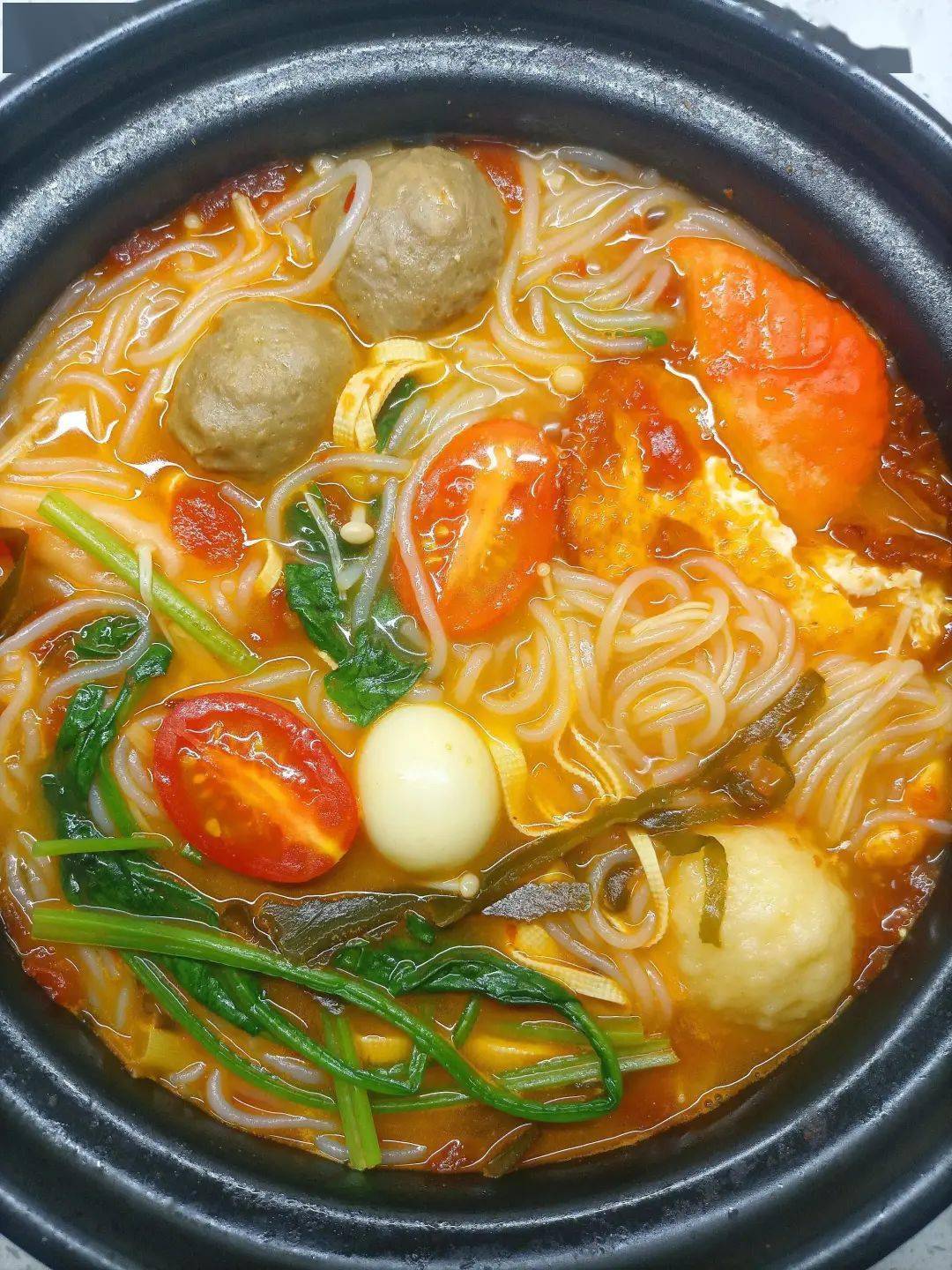 家庭版砂锅米线,咕噜咕噜一大锅,简单又好吃_番茄_菠菜_葱花