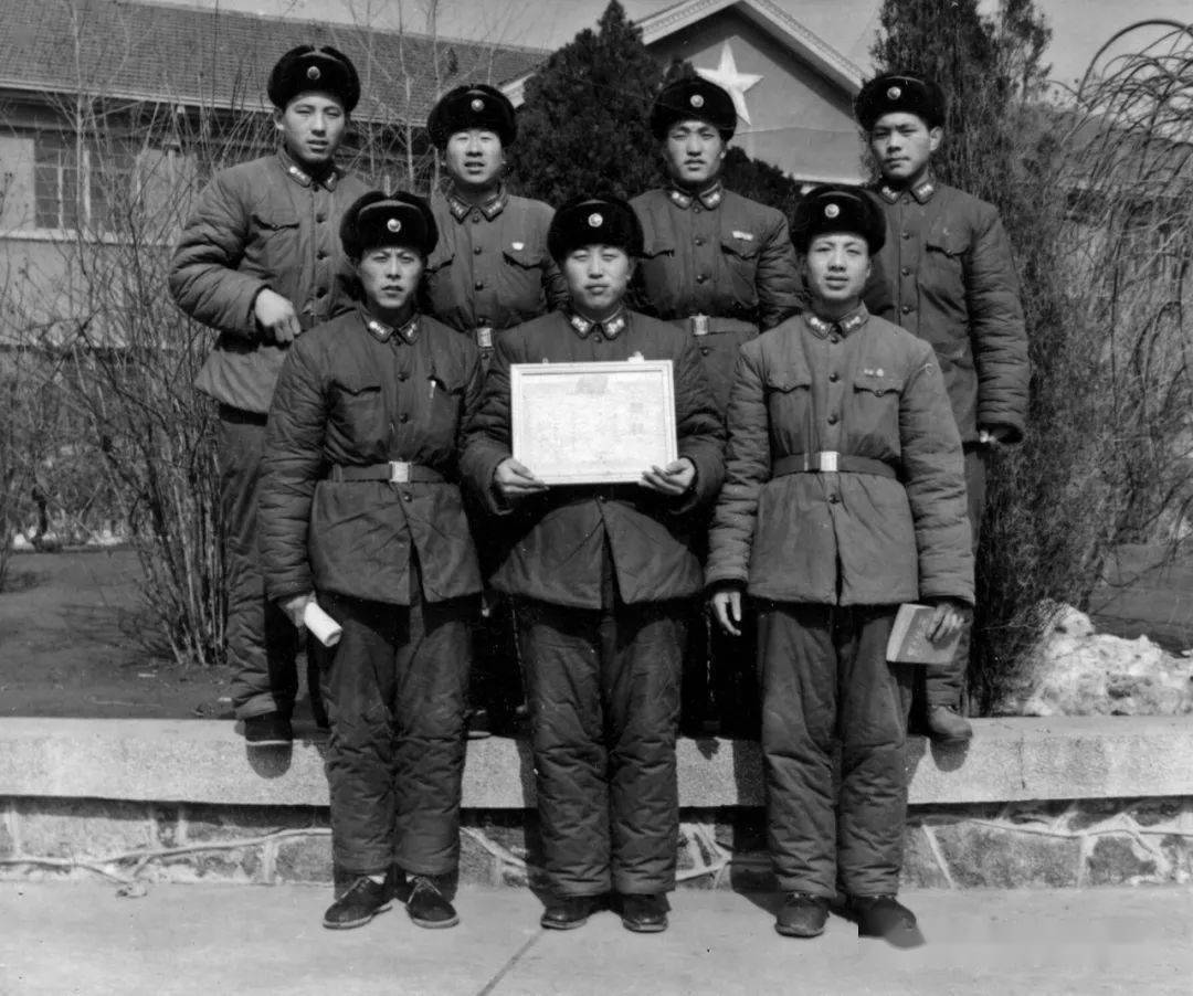 前排右一为孔繁森1964年8月孔繁森调入济南军区警卫