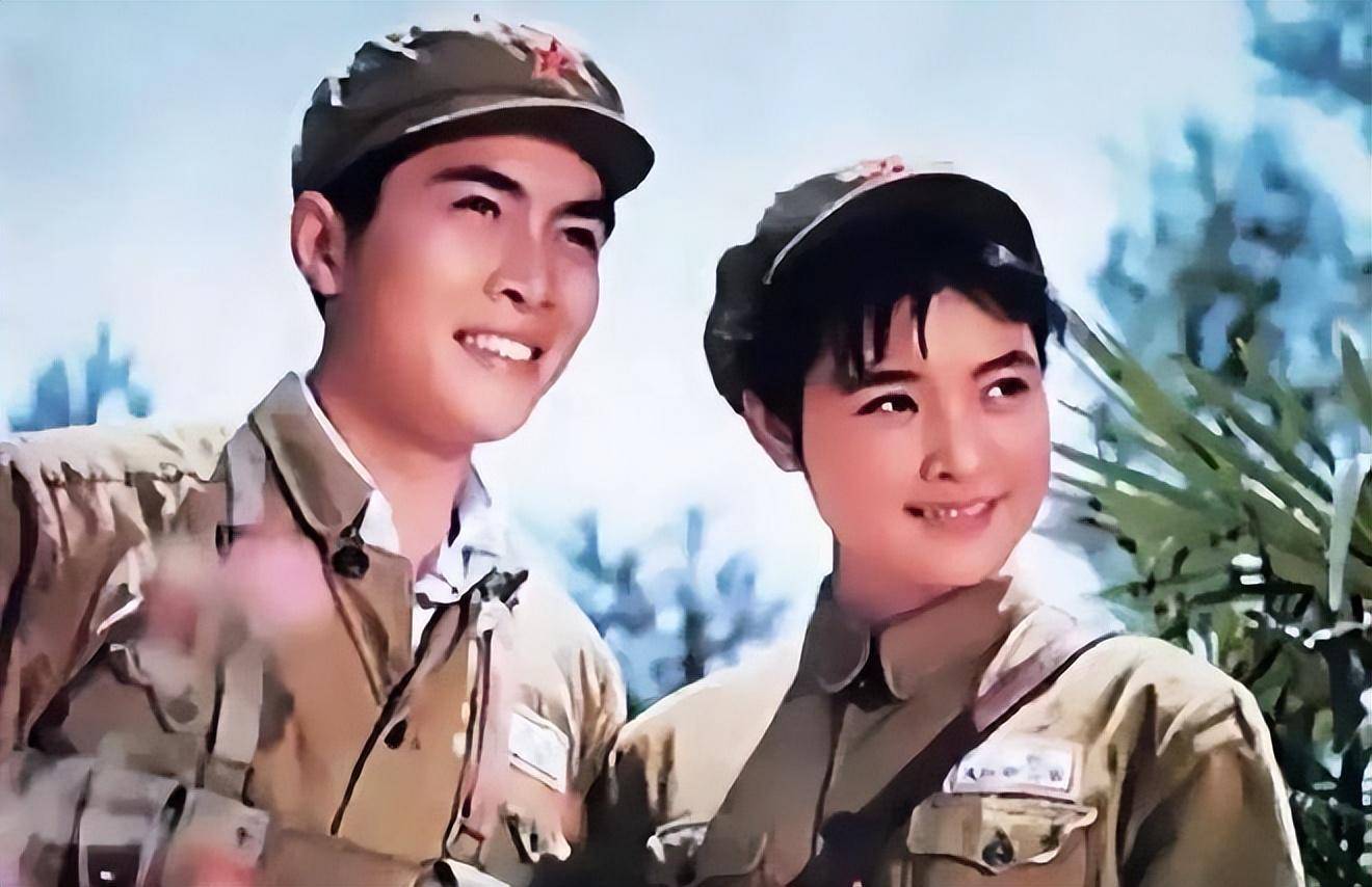 直到1979年,唐国强和陈冲一起拍摄了《小花》,他在其中饰演革命战士