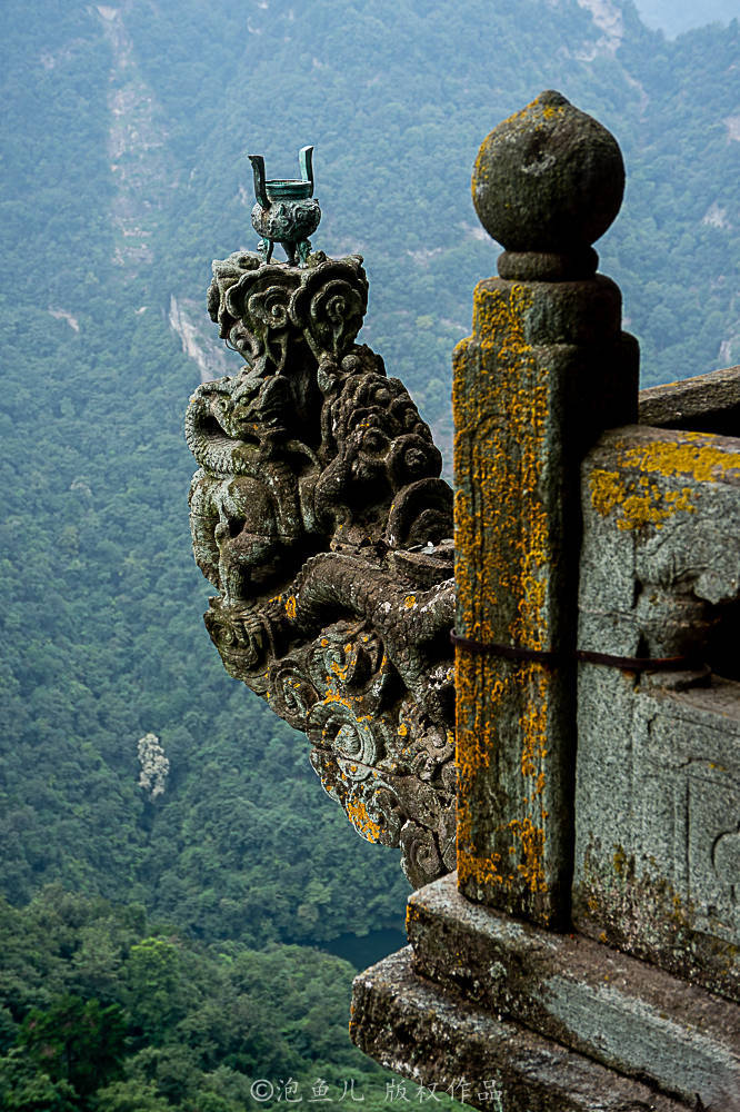 凌空而凿的"龙头香"又名龙首石,建于元朝延祐元年(公元1314年),至今已