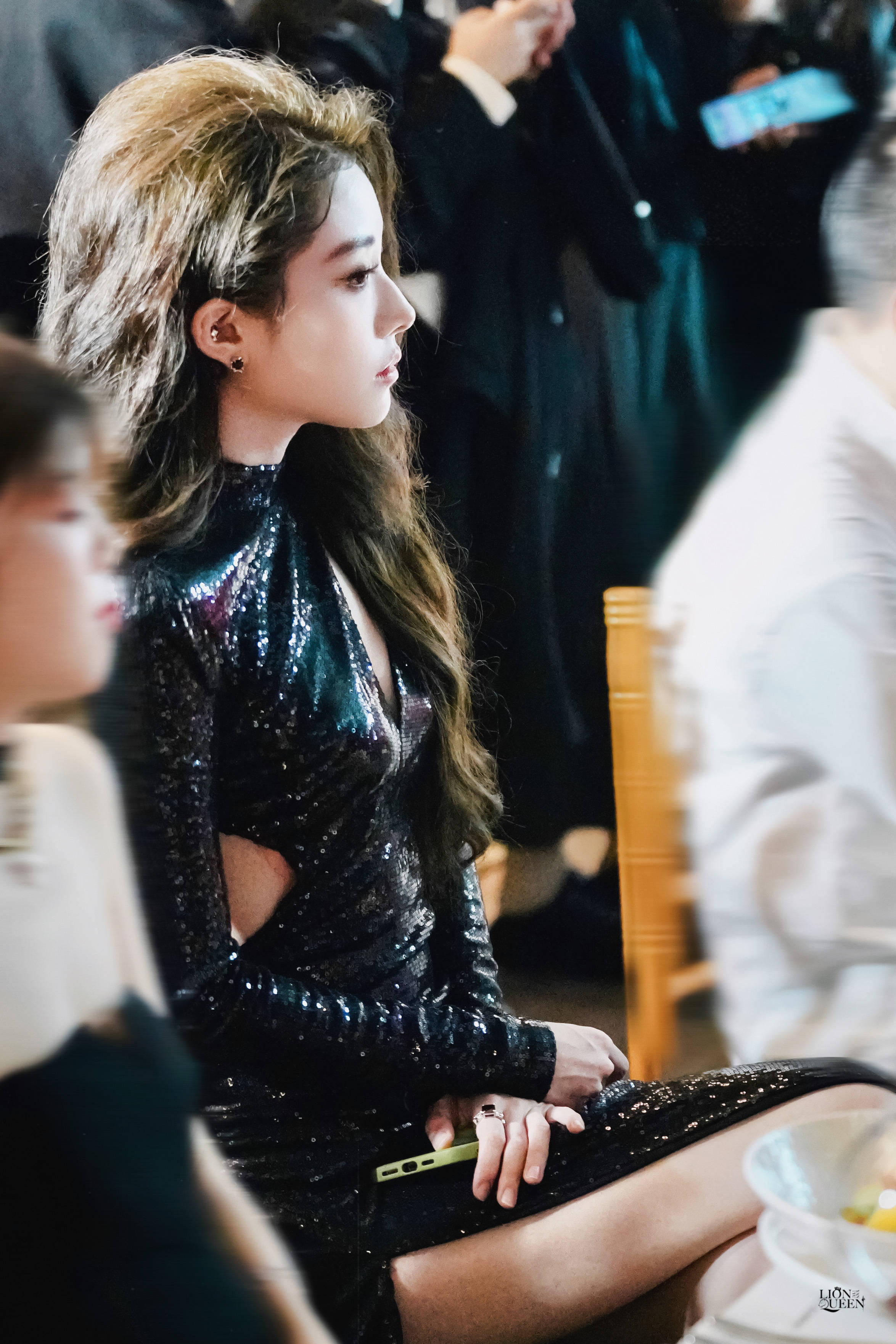 妩媚迷人又性感酷飒,喻言两套造型惊艳电影之夜红毯,大秀傲人身材