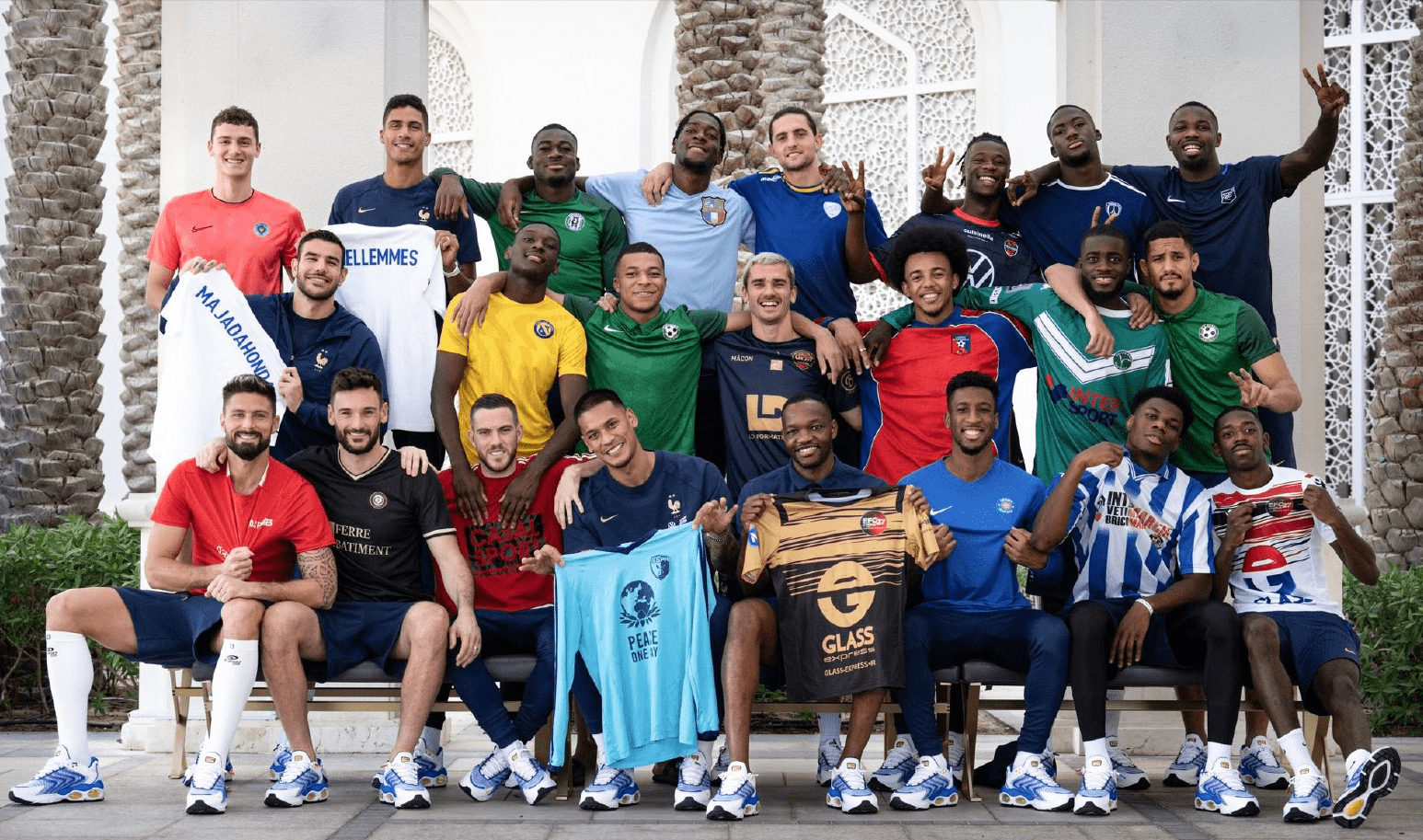 法国队23人合影照又火了:黑人面孔霸屏 还以为非洲