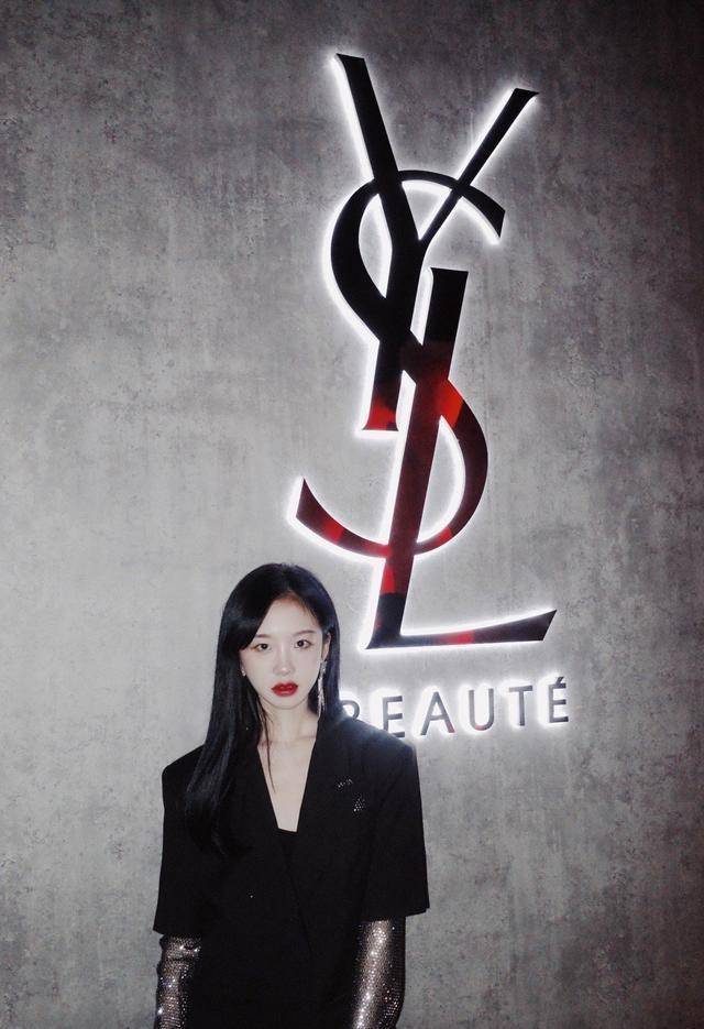 网红阿沁换风格了,穿婚纱化身黑天鹅,眼神"杀气"十足_时尚_感觉_黑色