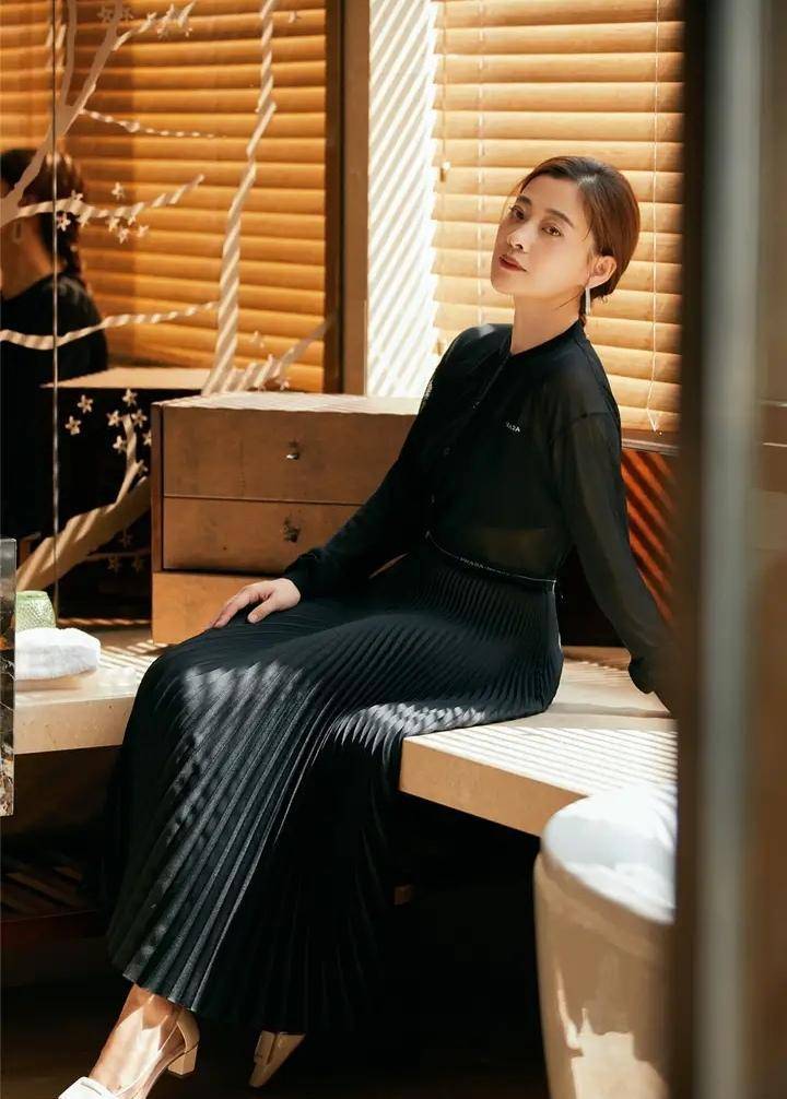梅婷气质确实是真的好,45岁依然风韵犹存,穿搭一点也不显老态_女性