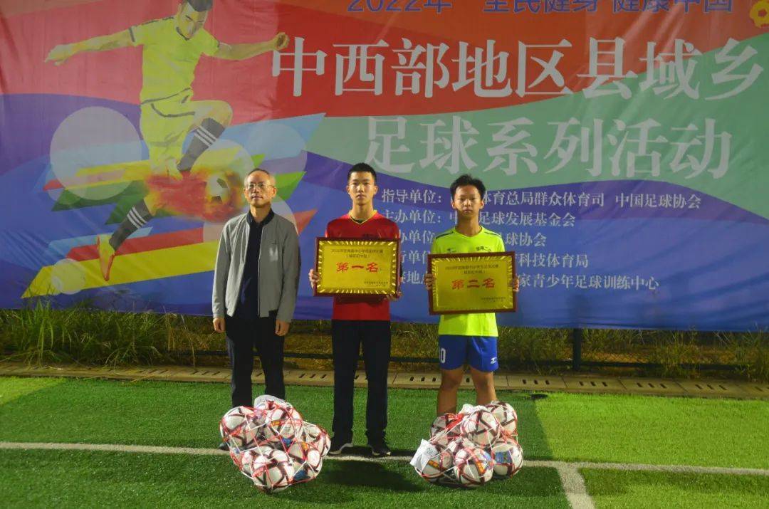 城区初中组: 第一名 定南三中 第二名 定南二中镇初中组:第一名 鹅公