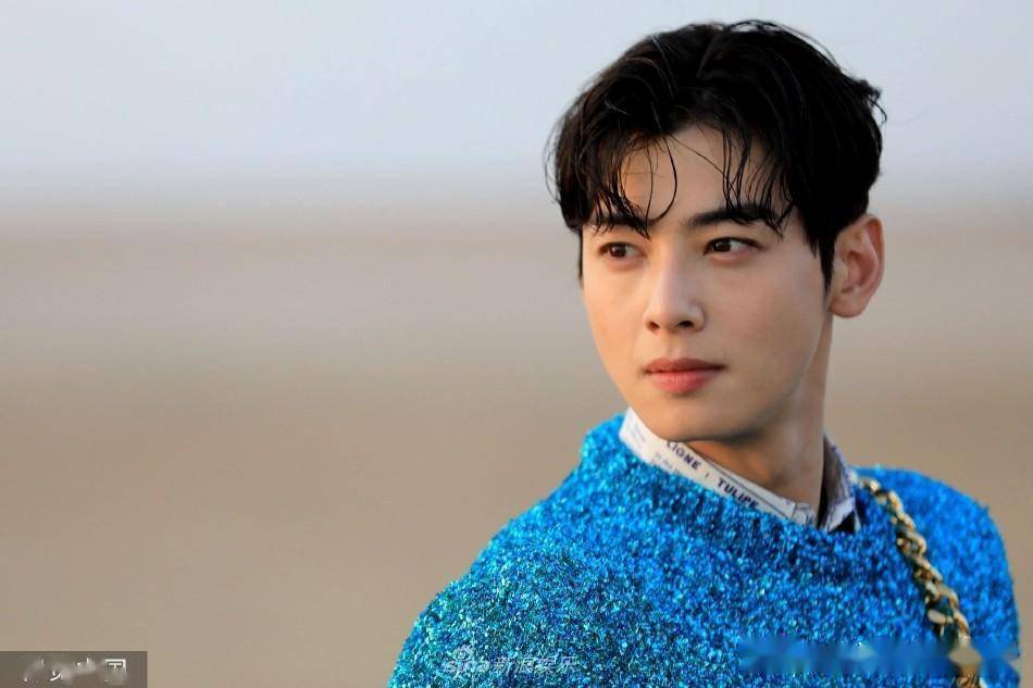 车银优穿蓝毛衣斜跨链条包显时尚 埃及金字塔前拍照表现力足_时间