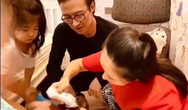 章子怡亲儿子亲出双下巴,曾和袁咏仪谈女儿:会带走某东西_妈妈_孩子