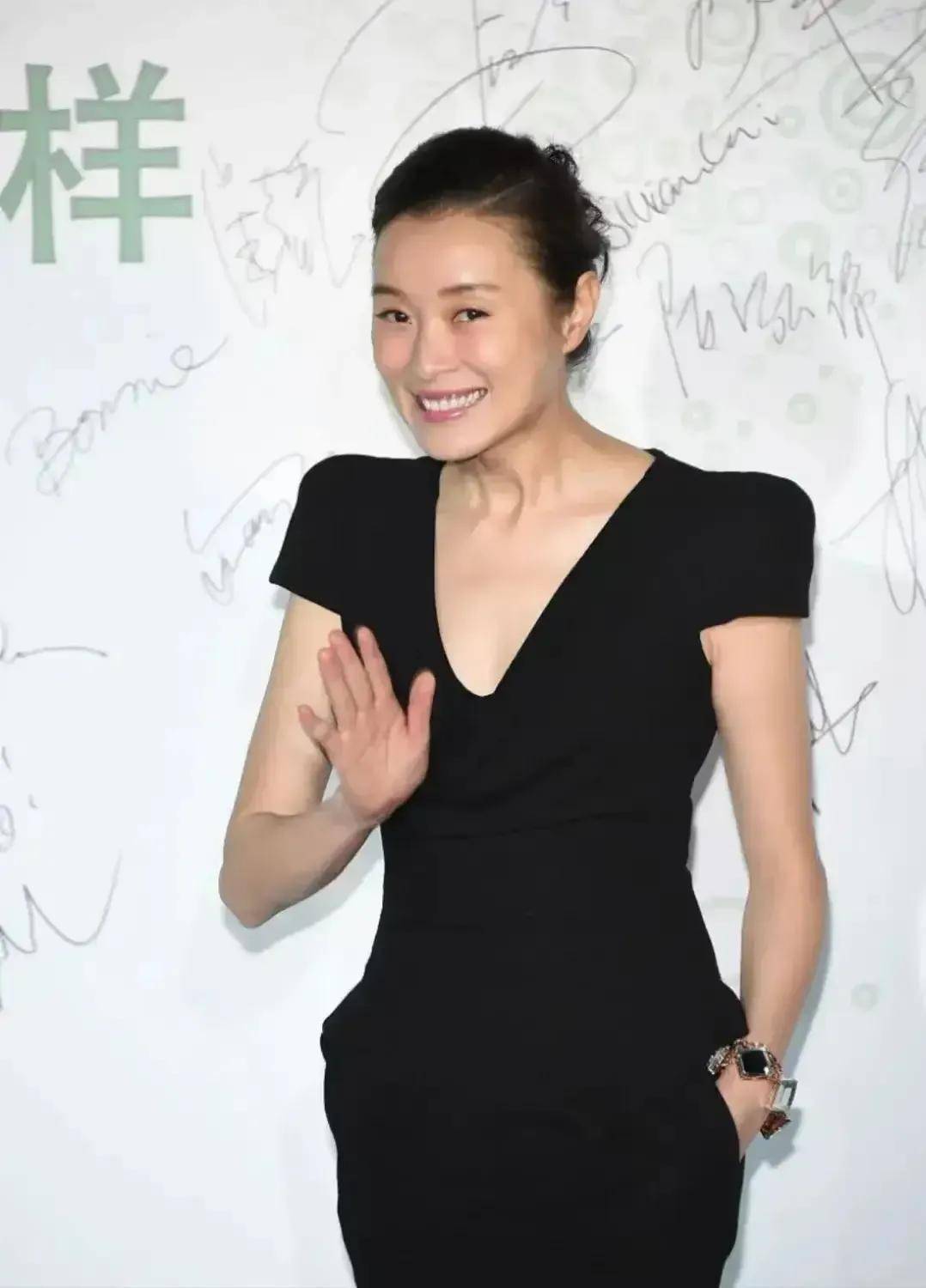 都是以展现自己的气质为主,而且50岁的她还是保持着和当年一样的身材