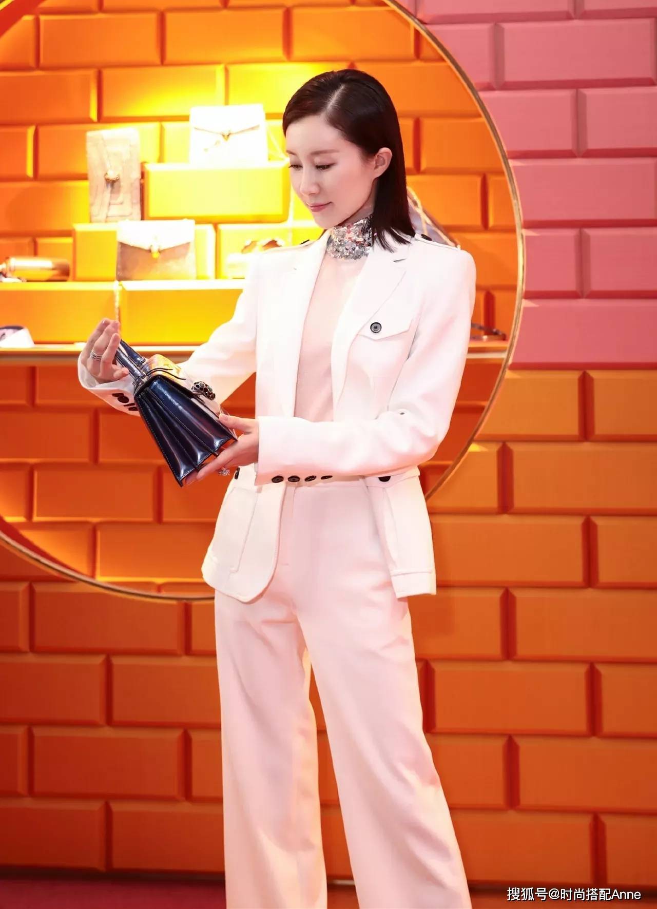 舒畅太有范,白色西装穿出名媛范,颈圈太高级_身材_高跟鞋_女人