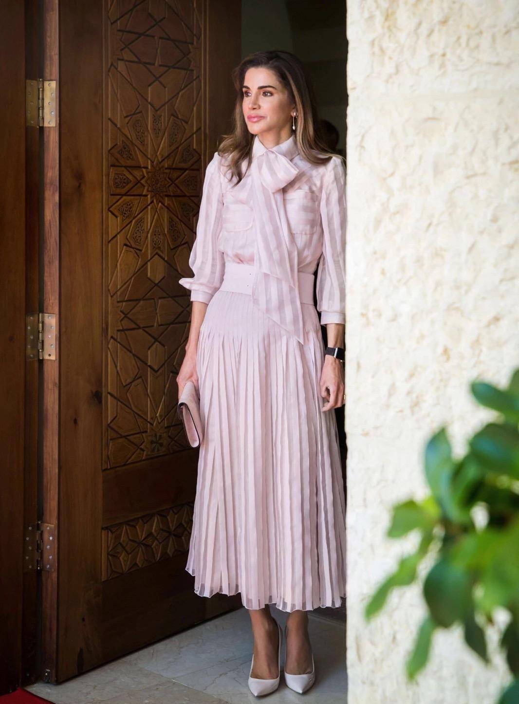 被称为阿拉伯版戴安娜王妃,美貌与气质兼具,50岁约旦王后太惊艳