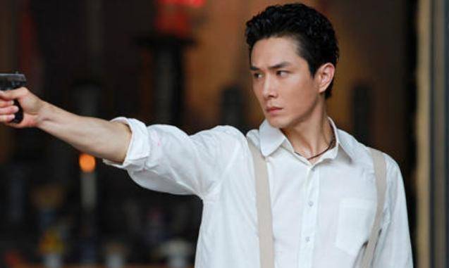 刚开始表演时,李承铉就以"飞上天"的形象在网络上流行开来,很多网友也