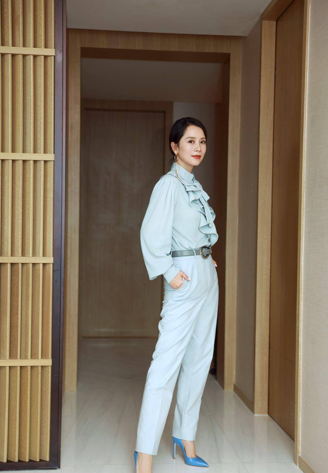 海清老师衣品真好,穿浅蓝色调,满满的清爽感,很圈粉_质感_小伙伴_鞋子