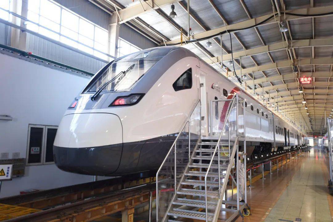 中车造高速内燃动车组登上阿联酋国庆庆典_列车_设计_沙尘