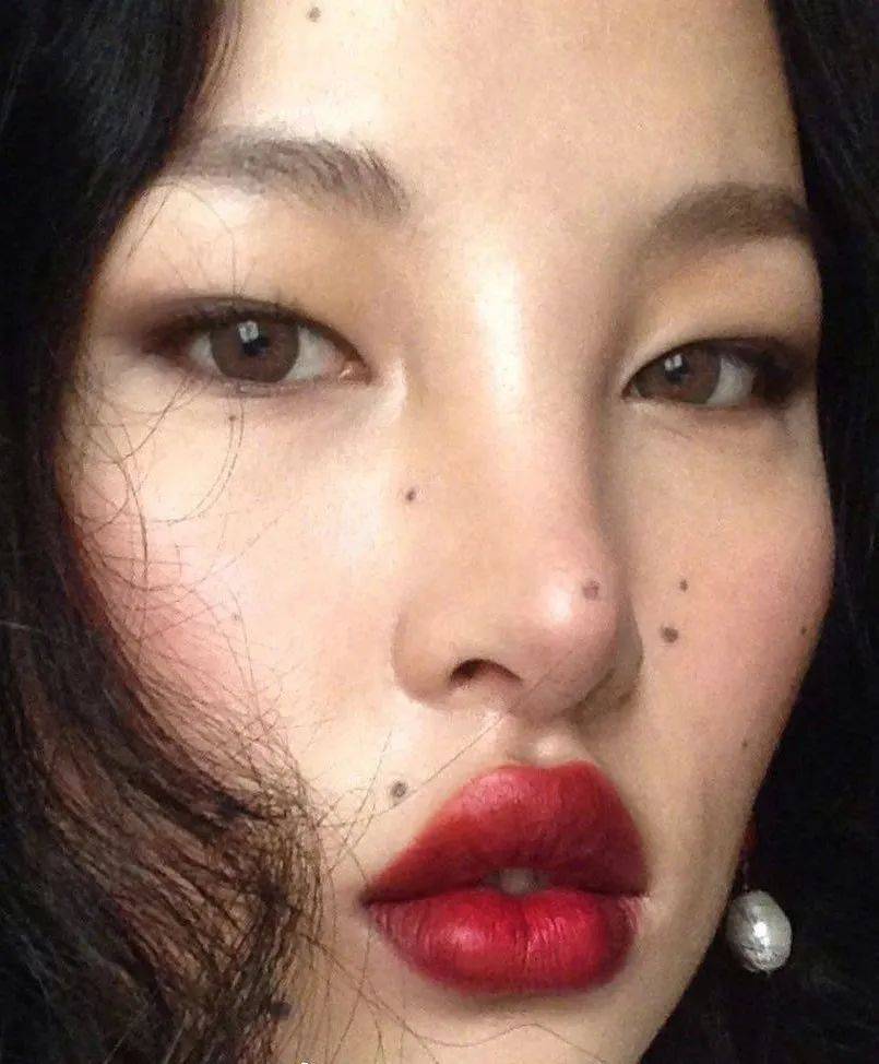 藏族模特tsunaina国外爆红,一脸黑痣,长相清奇—时尚界炽手可热的