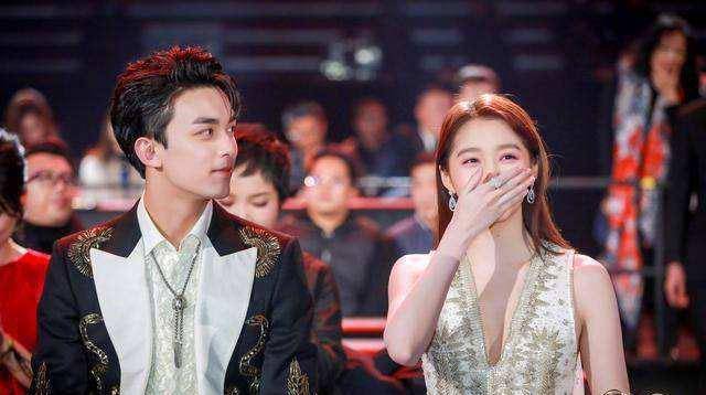 关晓彤吴磊在剧组不顾形象高调撸串,网友:就不怕鹿晗吃醋?