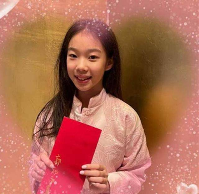 郭晓如也很热爱表演,之前她在富士康年会上载歌载舞,还收获了不少好评