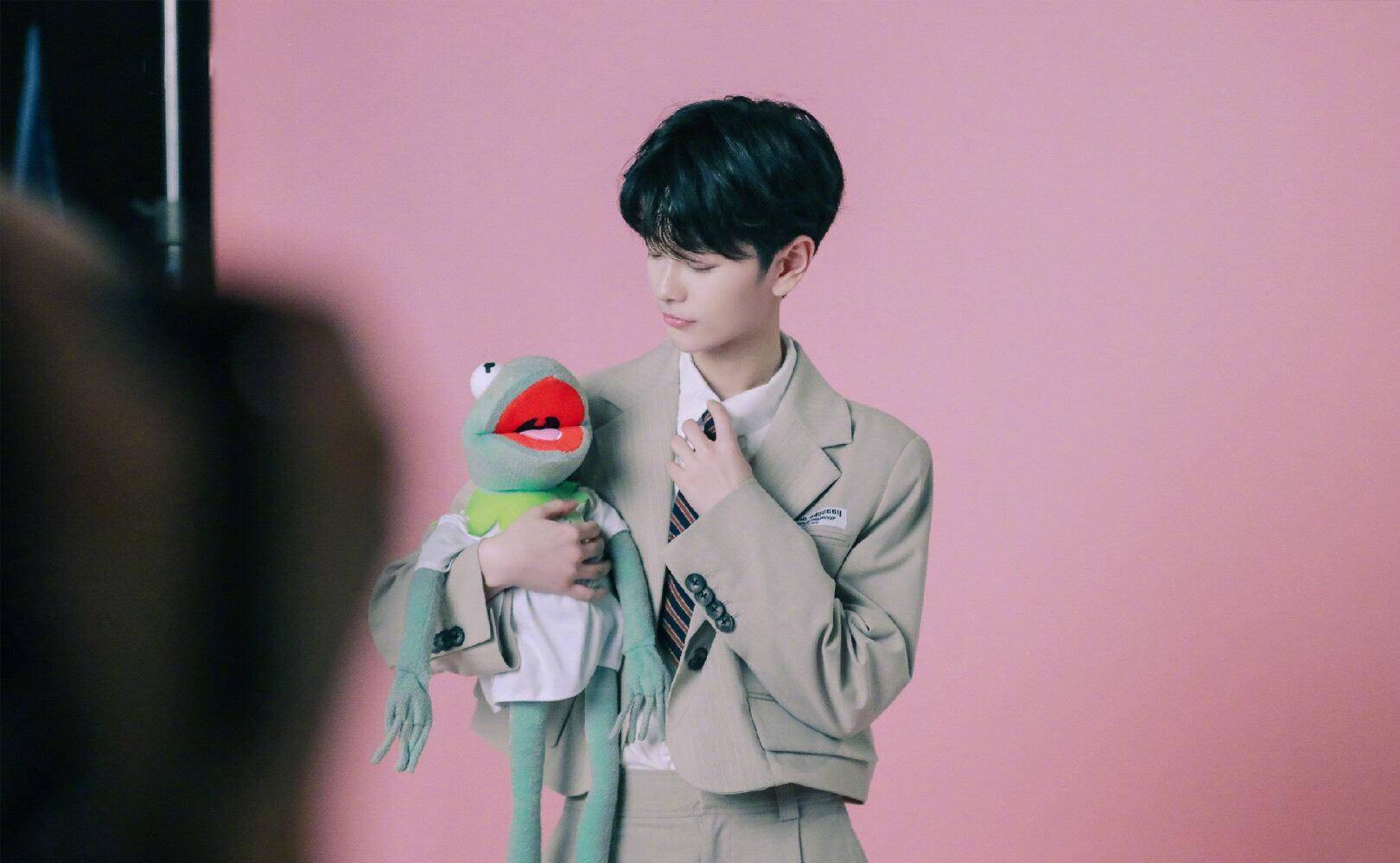 《创3》刘梦定妆照,西装衬衫雅痞帅气不输男生,杨幂公司有眼光_新潮